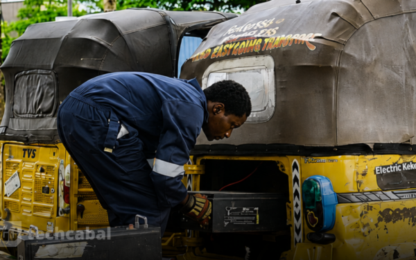 Au Nigeria, les tricycles électriques se chargent au diesel : l&rsquo;innovation durable aux prises avec les réalités