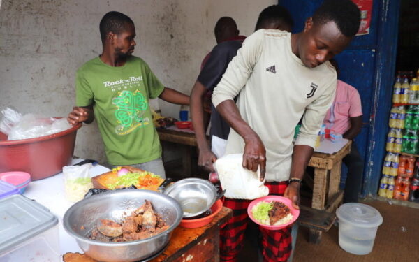 Le garba, symbole de l&rsquo;alimentation populaire en Afrique de l&rsquo;Ouest : quand l&rsquo;innovation économique se mange