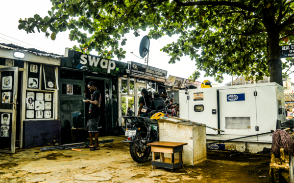 Au Nigeria, les tricycles électriques se chargent au diesel : l&rsquo;innovation durable aux prises avec les réalités