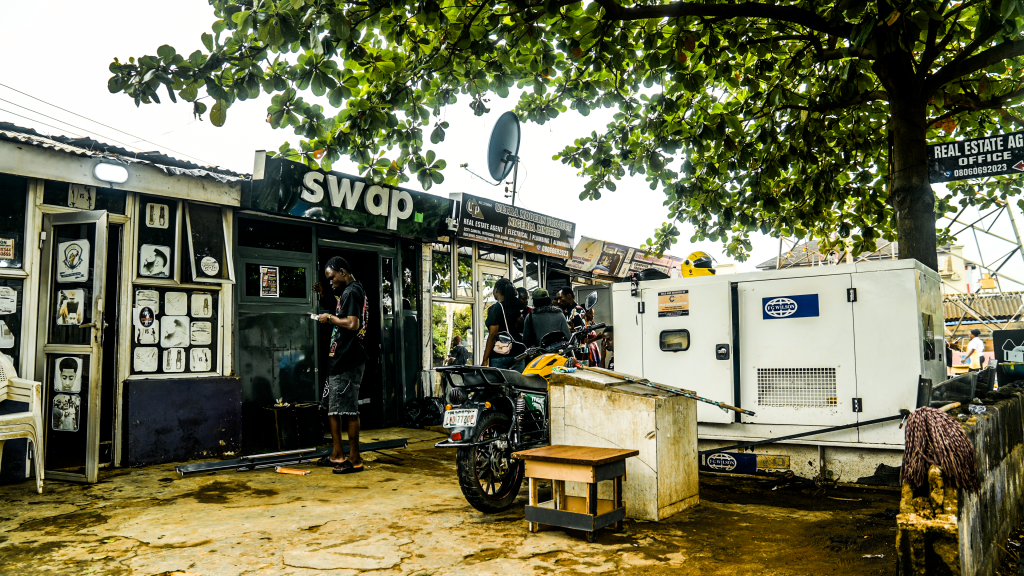 Au Nigeria, les tricycles électriques se chargent au diesel : l&rsquo;innovation durable aux prises avec les réalités