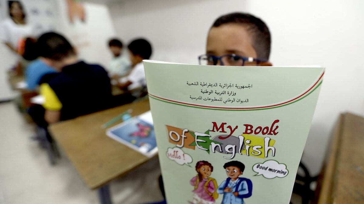 Algérie : l&rsquo;anglais remplace le français dès le primaire — un tournant éducatif sur fond de débats continentaux