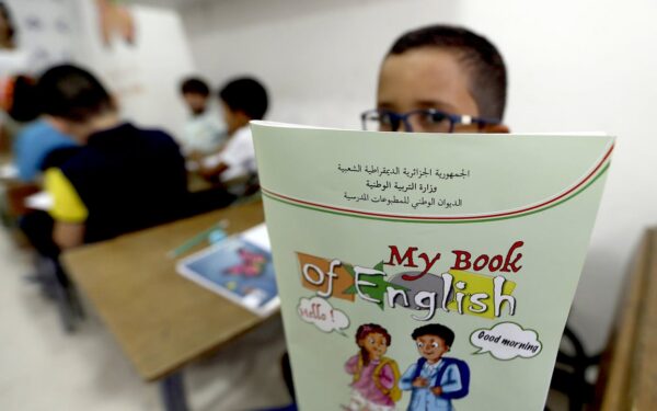 Algérie : l&rsquo;anglais remplace le français dès le primaire — un tournant éducatif sur fond de débats continentaux