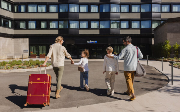 L&rsquo;IA réinvente la découverte hôtelière en Afrique : Radisson et Accenture lancent un assistant de voyage conversationnel