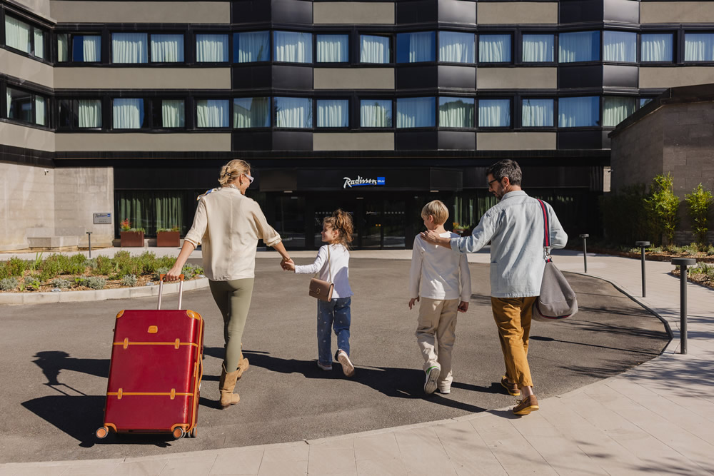 L&rsquo;IA réinvente la découverte hôtelière en Afrique : Radisson et Accenture lancent un assistant de voyage conversationnel