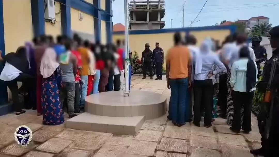 Guinée : démantèlement d&rsquo;un présumé réseau d&rsquo;escroquerie à Conakry, 57 personnes interpellées
