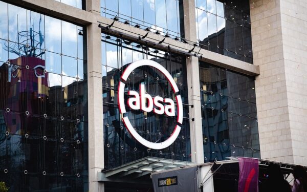 Absa accélère le traitement des dossiers de surendettement grâce à l&rsquo;IA : un modèle pour les banques africaines