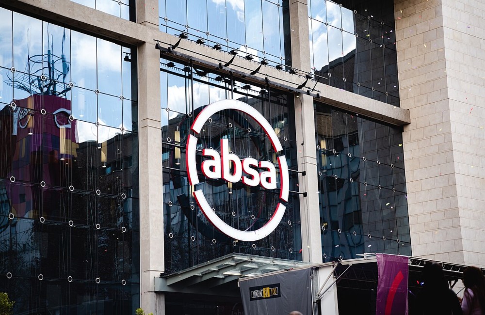Absa accélère le traitement des dossiers de surendettement grâce à l&rsquo;IA : un modèle pour les banques africaines