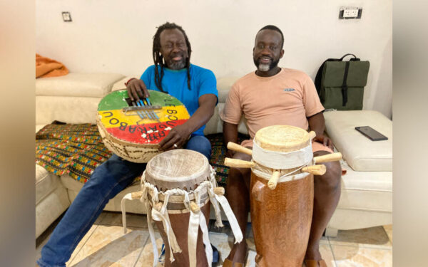 Le sabar, tambour du Sénégal qui parle et qui danse