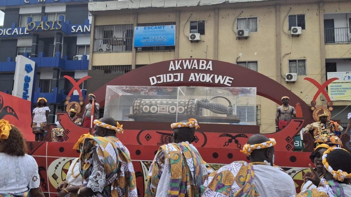 Côte d&rsquo;Ivoire : le retour du Djidji Ayôkwé, un tambour sacré qui ravive le débat africain sur les restitutions