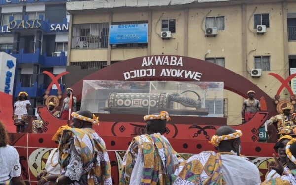 Côte d’Ivoire : le retour du Djidji Ayôkwé, un tambour sacré qui ravive le débat africain sur les restitutions