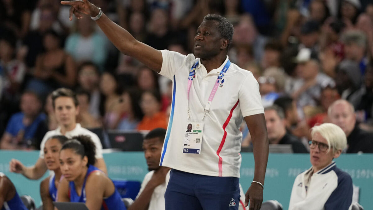 Jean-Aimé Toupane, l&rsquo;entraîneur qui fait du collectif la force des Bleues