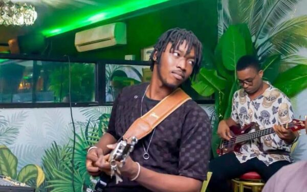 Dada, entre guitare mandingue et urbain : le voyage musical d’Abidjan à Bamako