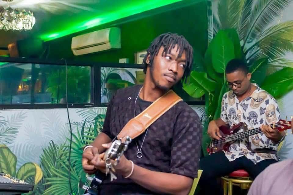 Dada, entre guitare mandingue et urbain : le voyage musical d&rsquo;Abidjan à Bamako