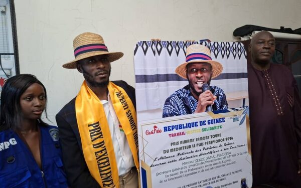Sékou Jamal Pendessa honoré pour son engagement envers la presse guinéenne
