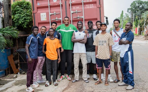 Basketball Pour Tous déploie un conteneur d&rsquo;équipements en Guinée